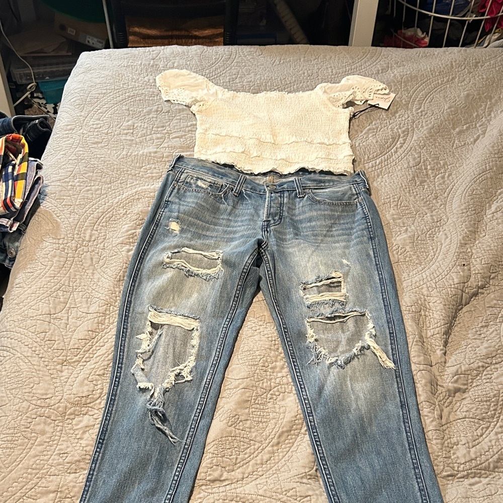 HOLLSTER Women’s Light Blue Distressed Jeans with white ruffle stretch top